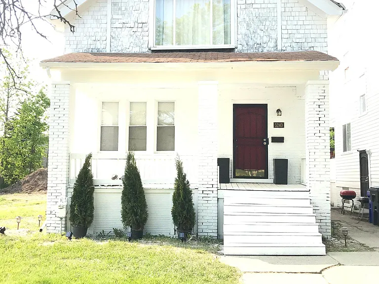 5240 S Clarendon St #5240 — Photo 1