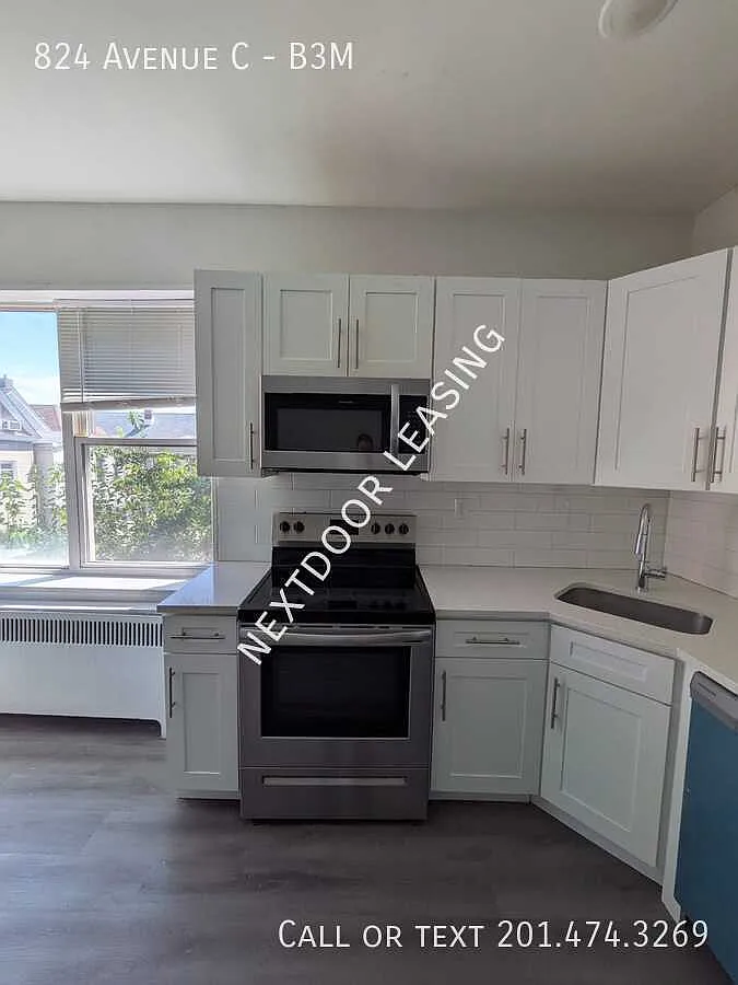 824 Avenue C — Photo 2