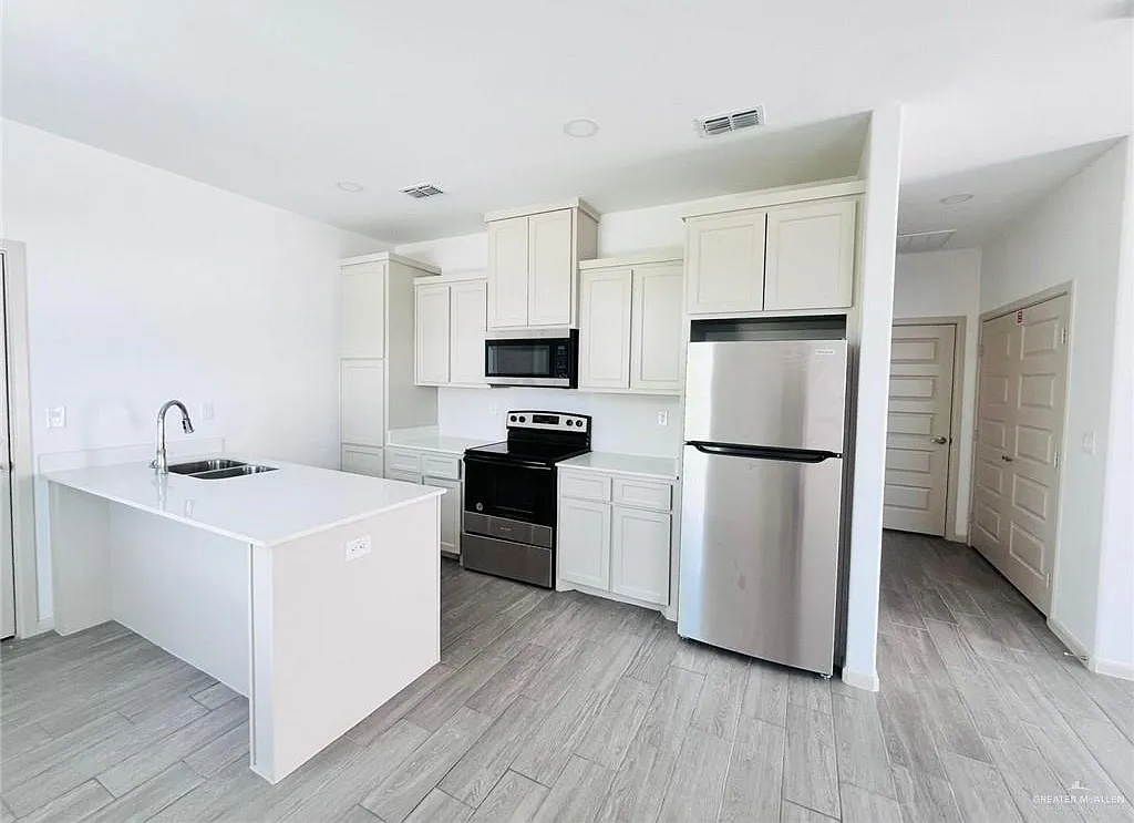 1 bed, 1.0 bath, 697 sqft, $1,095 — Photo 3