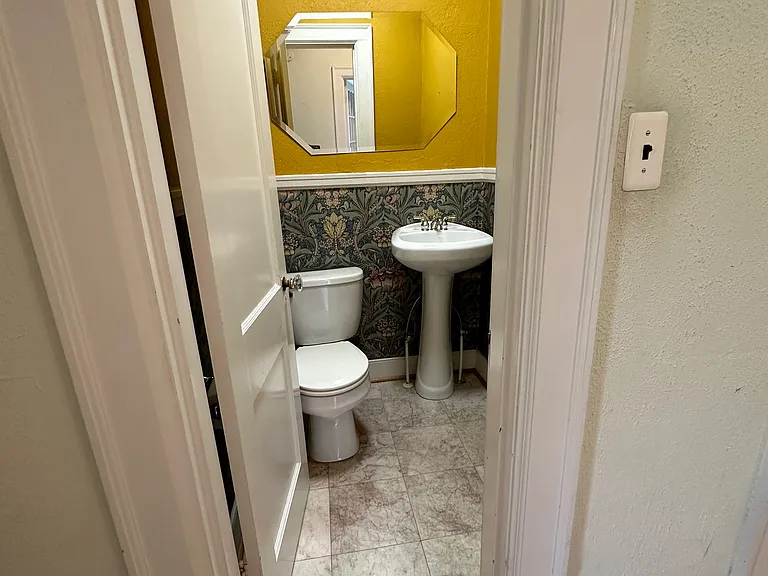 209 Randolph Cir — Photo 11