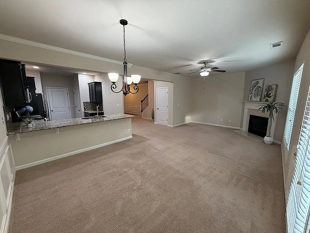 4 bed, 2.5 bath, 1964 sqft, $2,400 — Photo 3