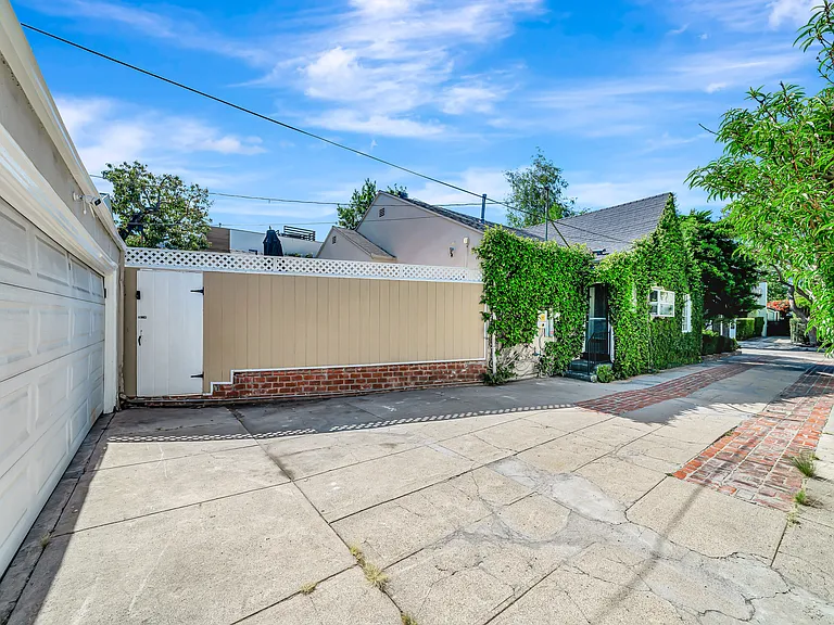 Ashcroft Ave — Photo 44