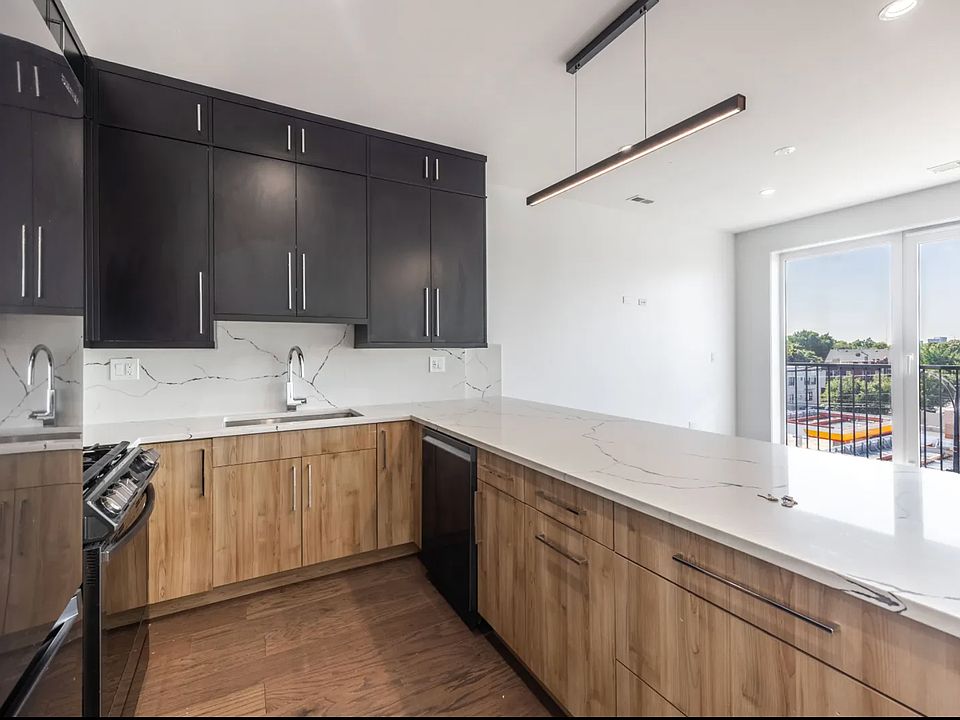 1st image of 3012 W Belmont Ave #4