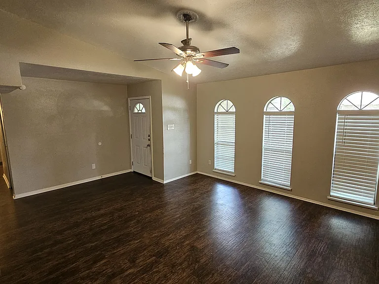 22903 Millgate Dr — Photo 2