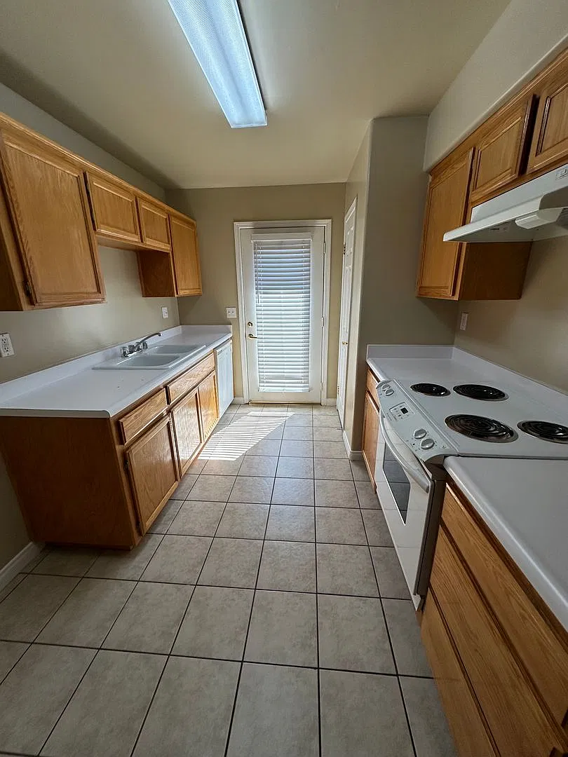 663-665 Clover Meadow Court Bakersfield, CA 93308 — Photo 4