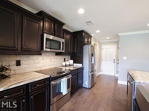 5th image of 295 Hathersage Dr