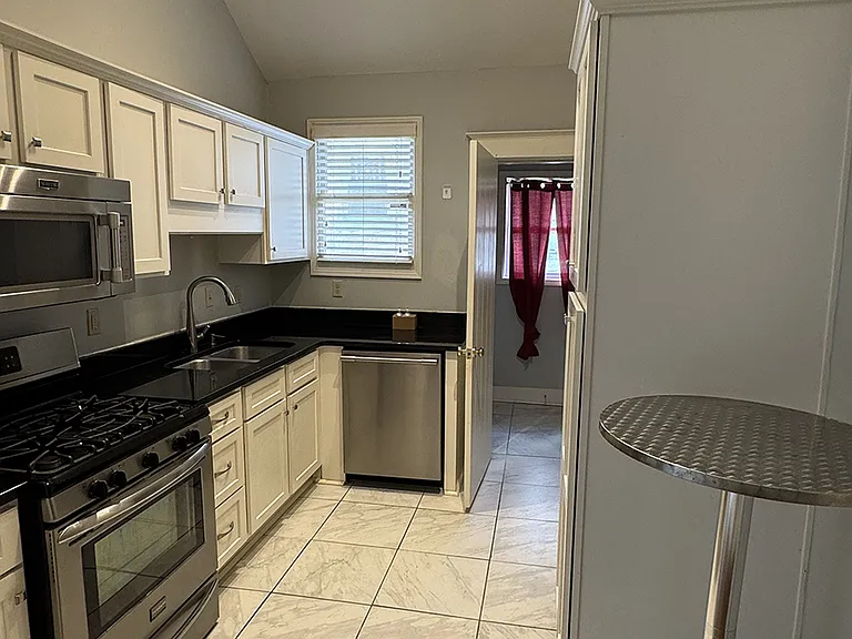 688 S Mansfield St — Photo 16