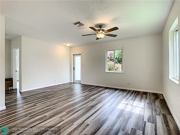 4th image of 813 SW 18th St