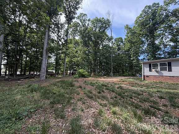 3rd image of 915 Jay Burke Rd