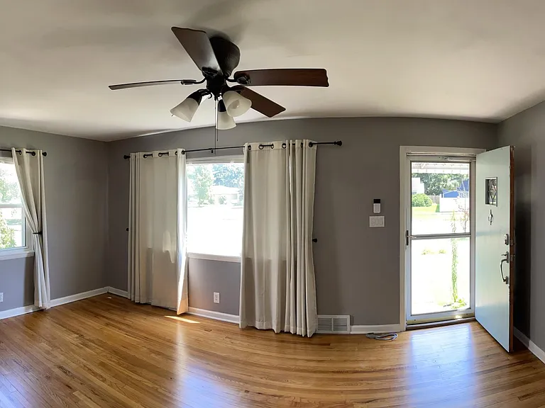 1519 Rockne Dr — Photo 5