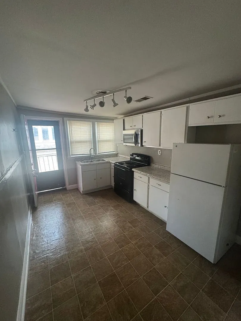 925 S Cox St — Photo 3