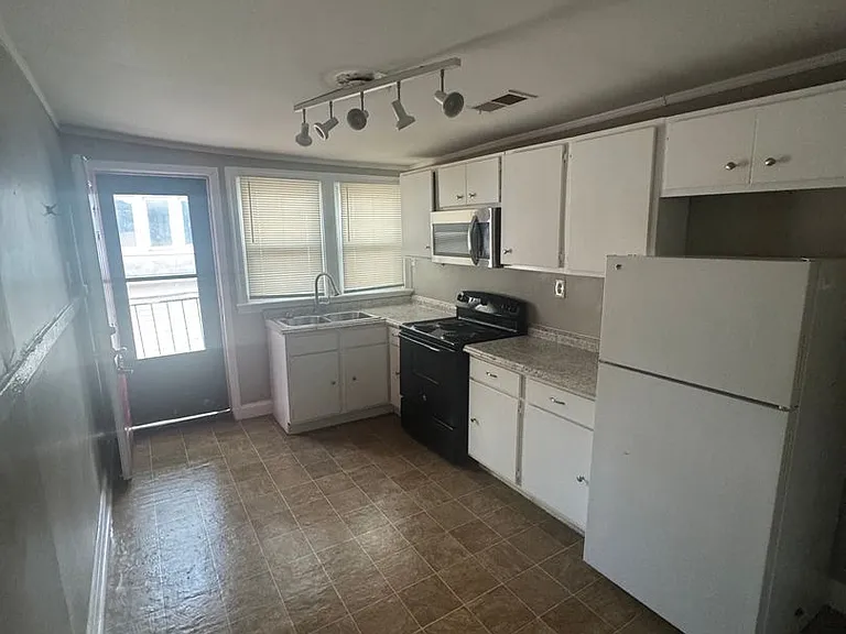 925 S Cox St — Photo 3