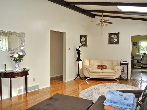4th image of 534 Douglas Dr
