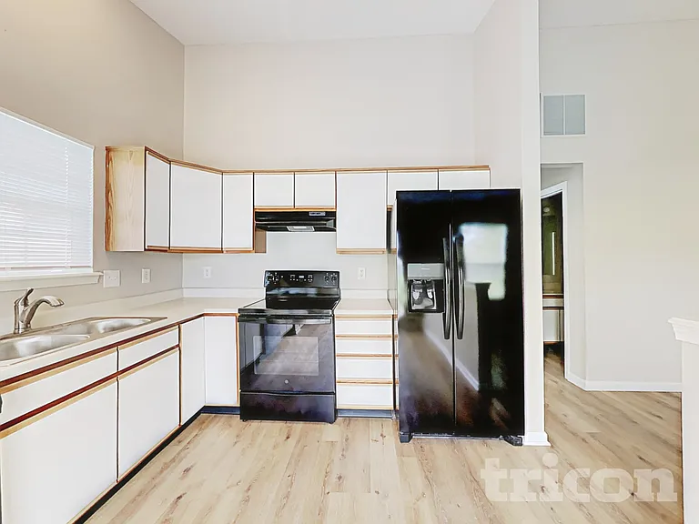 1270 Sherwood Dr — Photo 5