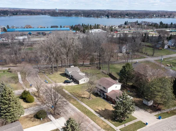 2414 Pine Orchard Dr, Waterford, MI 48329