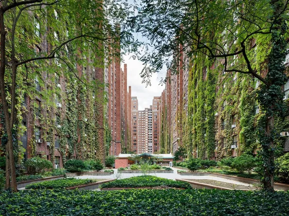 445 West 23rd Street 10F image 10 of 11