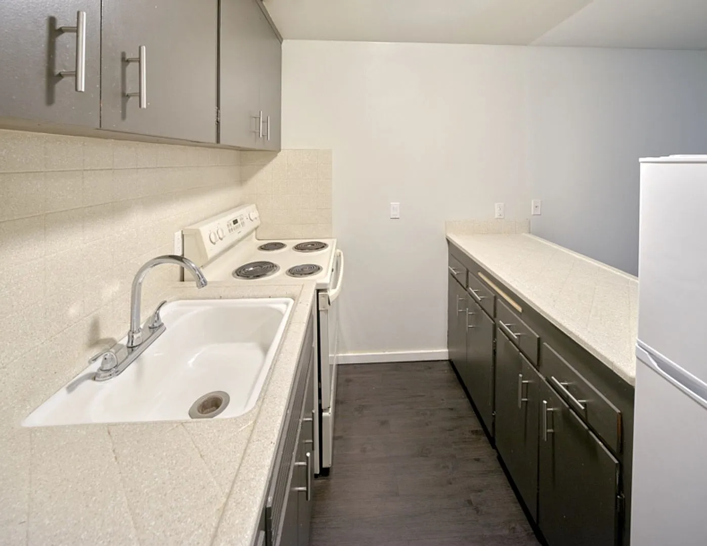 3430 Apartments — Photo 4