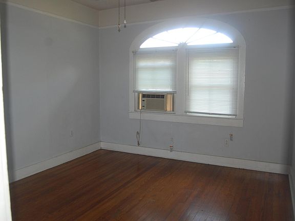 BEDROOM 1 (13' x 11')