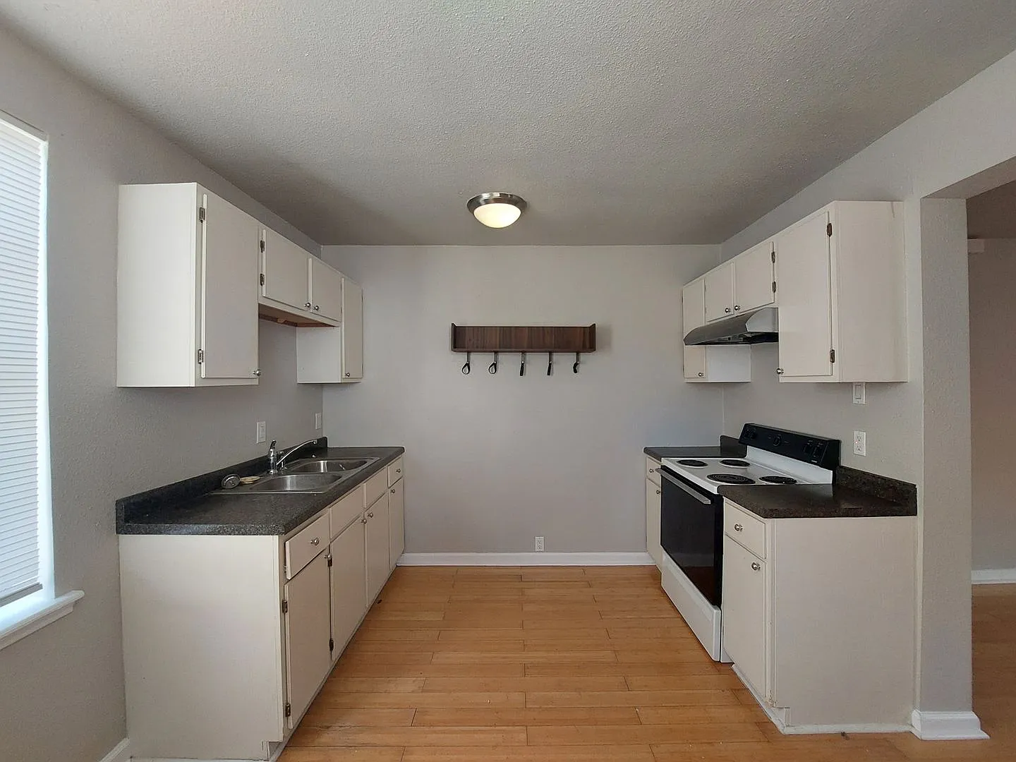 Mahncke Park First Floor 1 Bedroom Apartment in Four-Plex — Photo 2