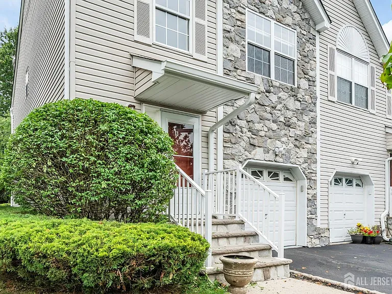 8 Edith Dr — Photo 3
