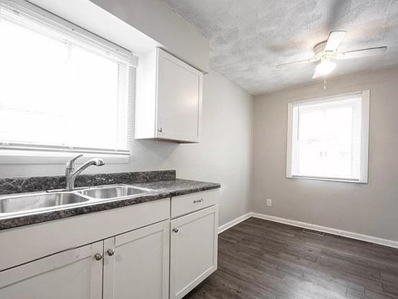 3rd image of 726 Lynn St #1
