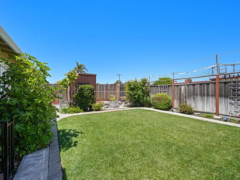 18670 Melrose Ave — Photo 23
