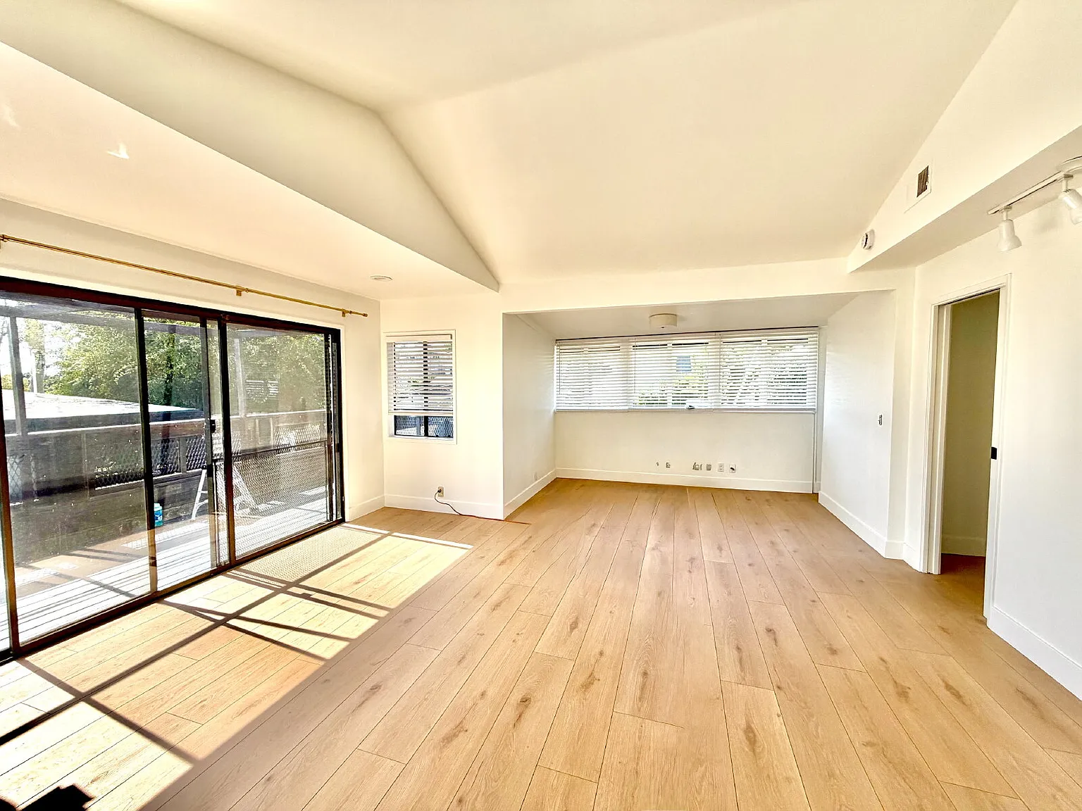 2 bed, 2.0 bath, 850 sqft, $5,995 — Photo 2