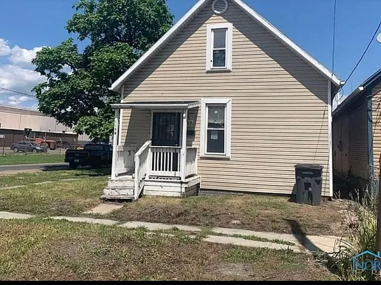 1425 Prouty Ave — Photo 3