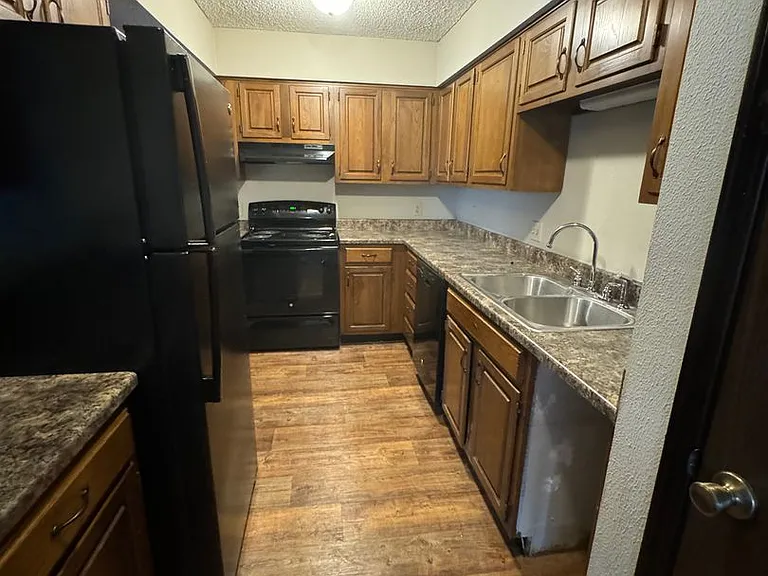 Aragon Apartments — Photo 26