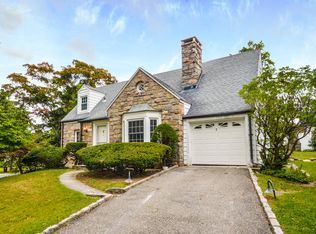 8 Maplewood Rd, Hartsdale, NY 10530