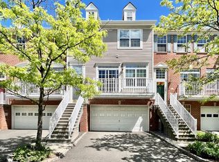 6 McMartin Ct, Jersey City, NJ 07305