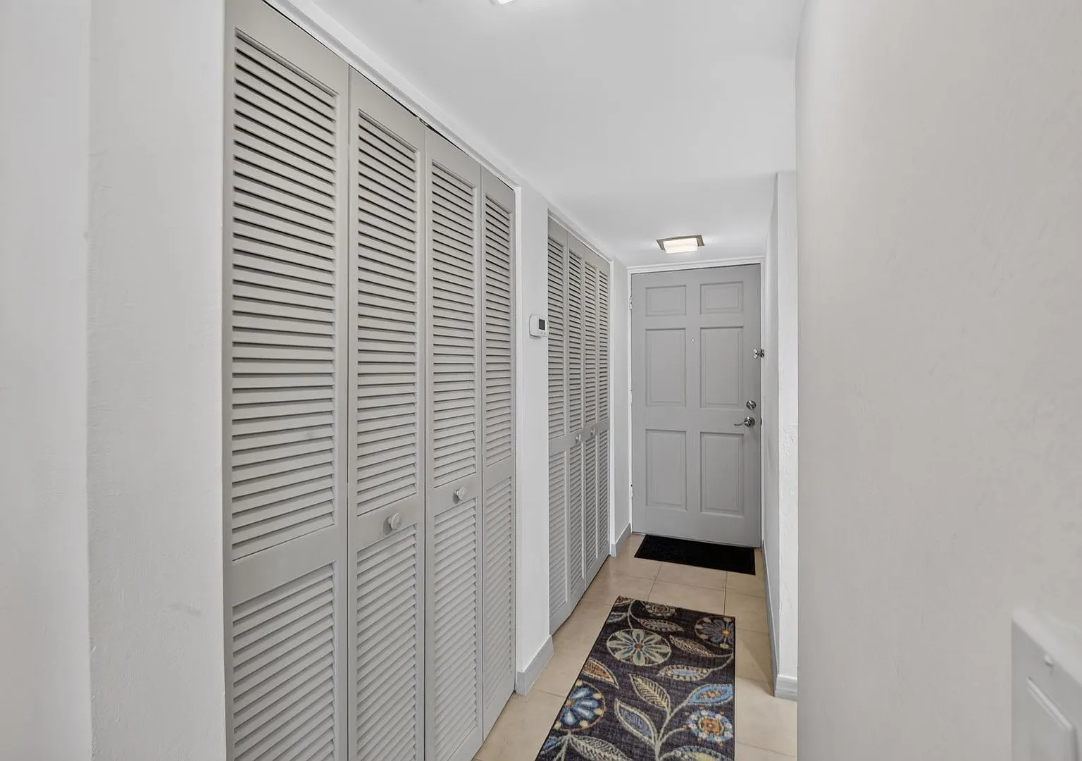 Beautiful Furnished Riverfront Condo — Photo 4