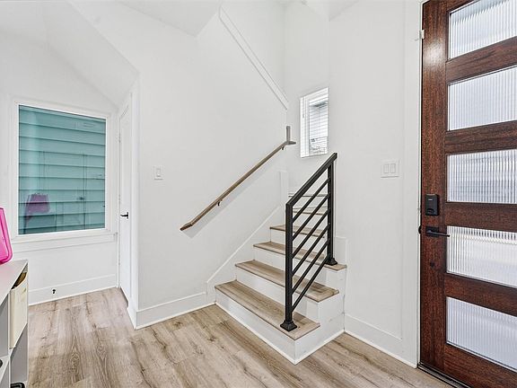 4th image of 2404 Hadley St #C