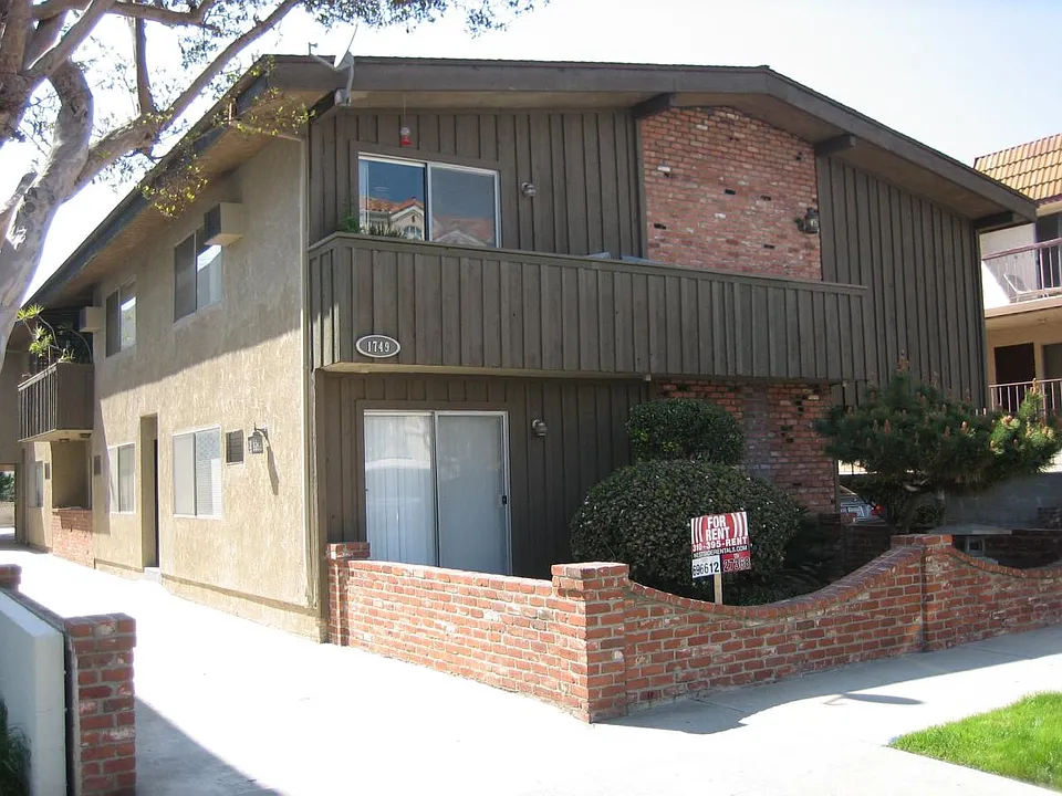 1749 Butler Ave #UPPER FRONT