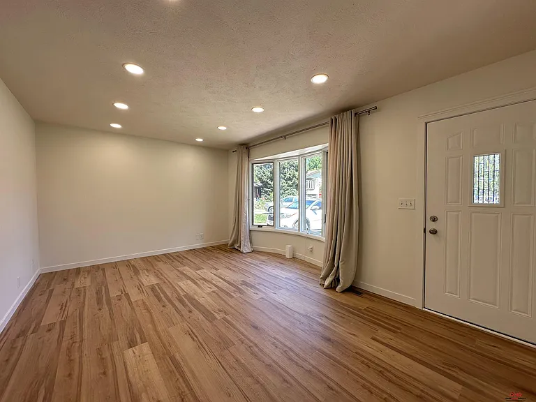 1839 W Arlington Cir — Photo 2