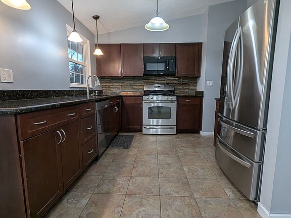 5th image of 988 Erin Dr