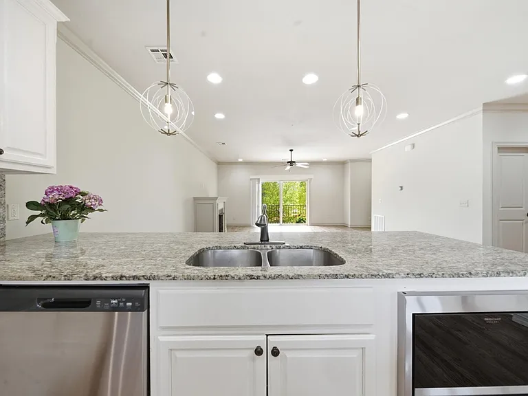 1333 E 41st Pl — Photo 12