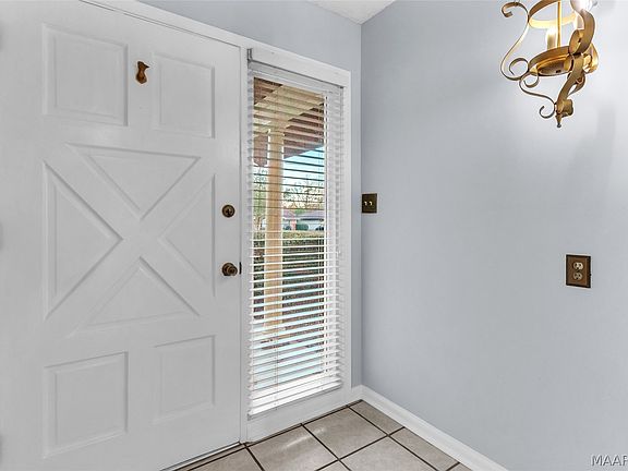 4th image of 223 W Vanderbilt Loop