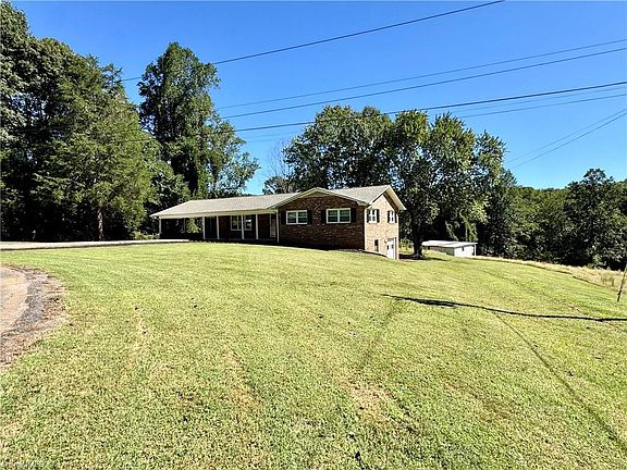 2nd image of 140 NE Circle Ct
