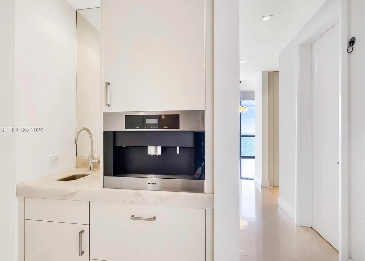 3 bed, 6.5 bath, 4609 sqft, $36,500 — Photo 4