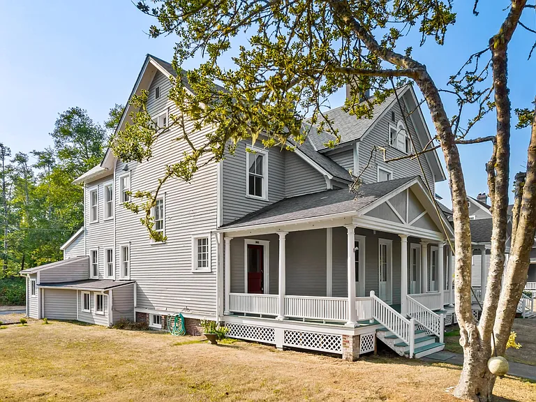583 Russell Dr — Photo 2
