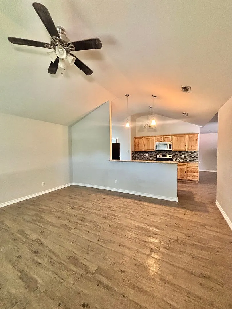 Available Now | Updated 4-Bedroom Home + Walking Distance To Asu Campus! — Photo 2