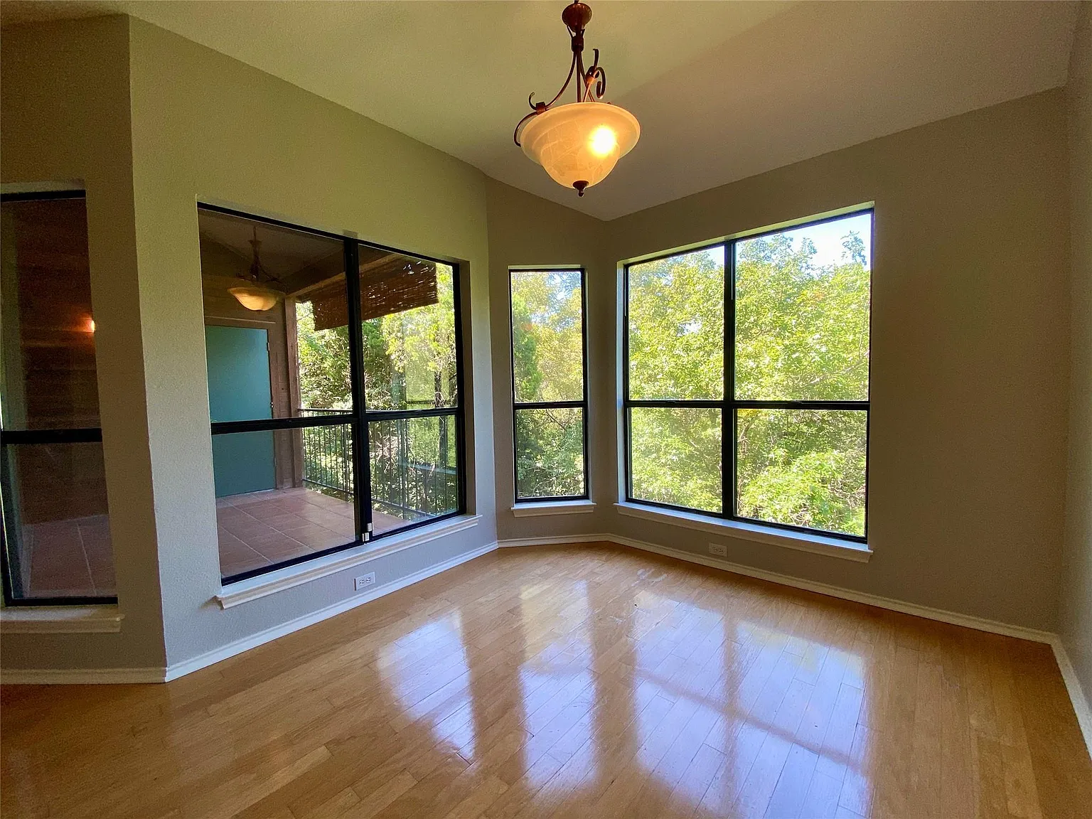 2 bed, 2.0 bath, 1403 sqft, $1,995 — Photo 3