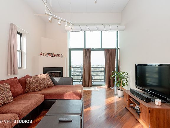 4th image of 1645 W Ogden Ave Unit 822