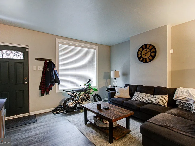 1215 Daly St — Photo 4