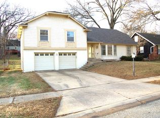 10120 Glenwood St, Overland Park, KS 66212