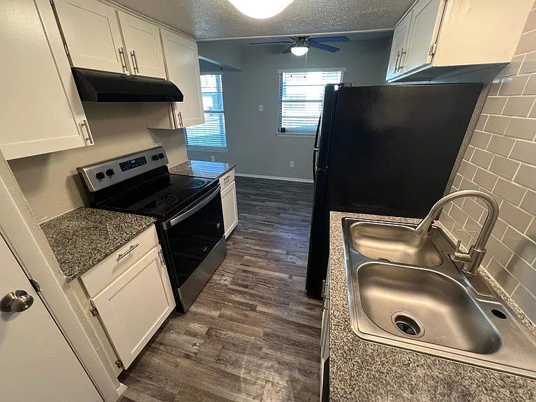 Hampton Gardens Apartment — Photo 8