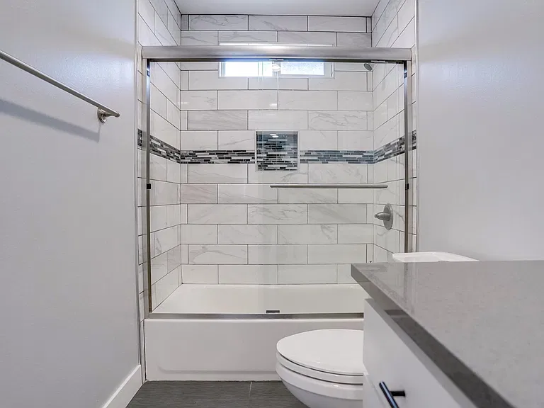 5258 1/2 E Oakland St — Photo 22