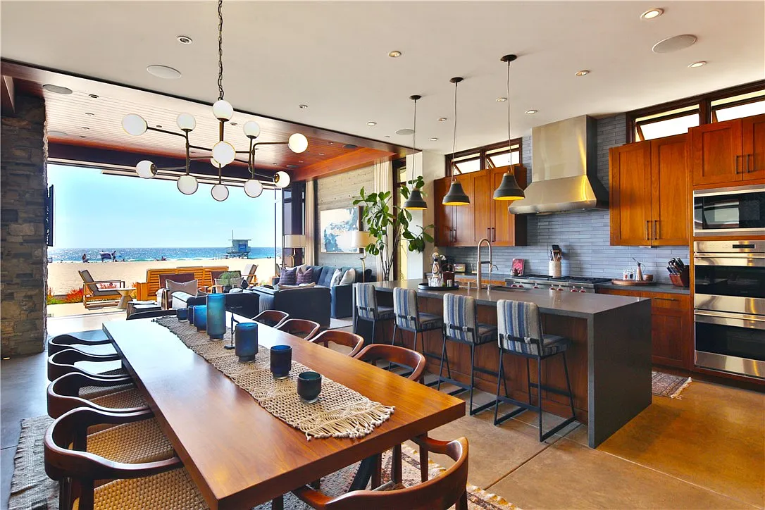 4 bed, 5100 sqft, $65,000 — Photo 1