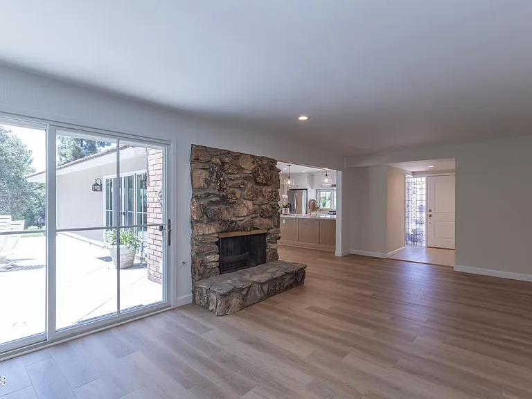 555 Paulette Pl — Photo 4